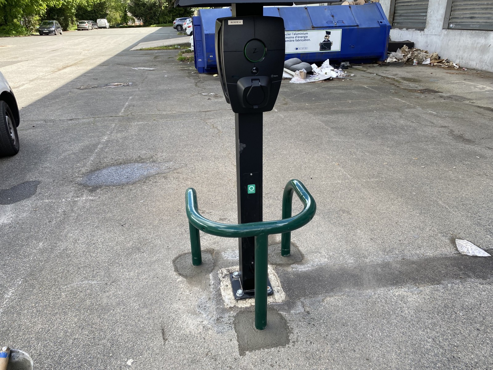 Terrassement : pose barrière sécurité pour protéger Borne de recharge de voiture électrique - Antony 92